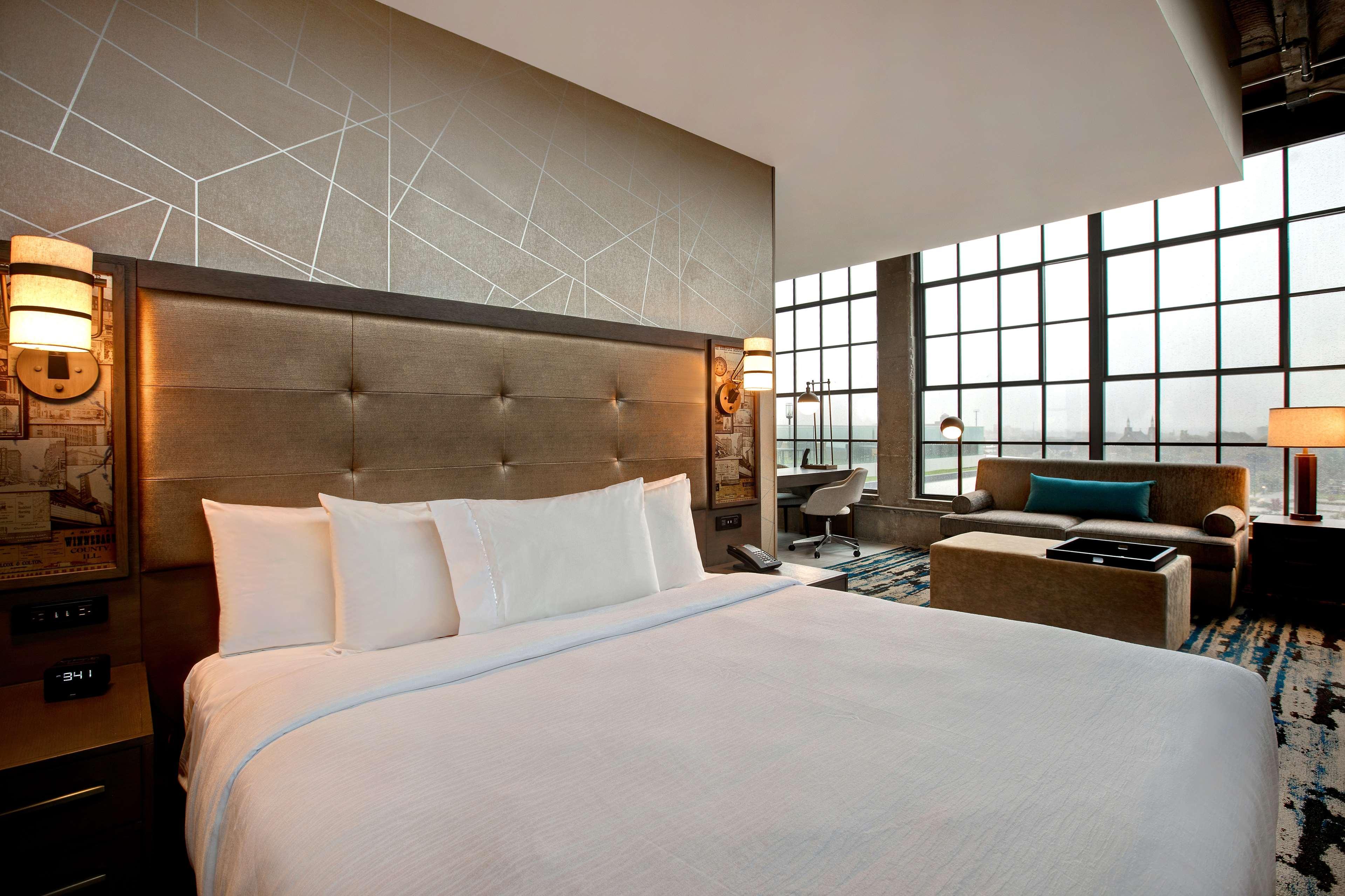 Embassy Suites By Hilton Rockford Riverfront Extérieur photo