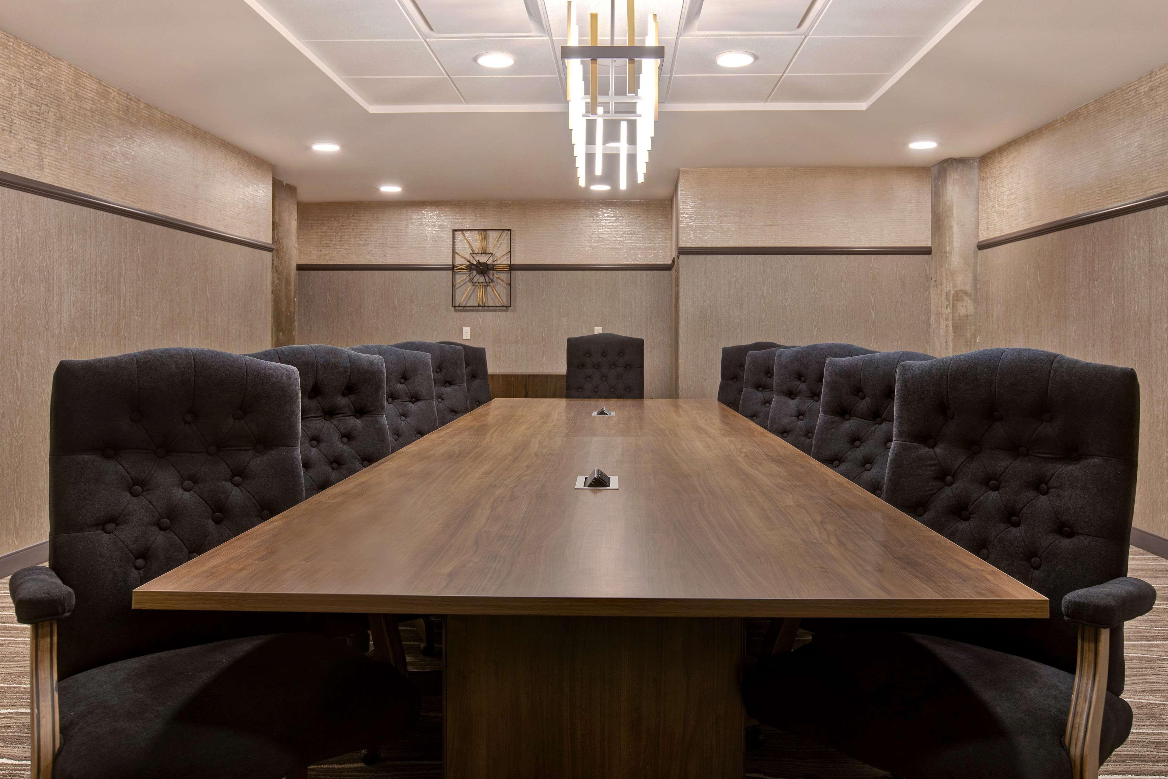 Embassy Suites By Hilton Rockford Riverfront Extérieur photo