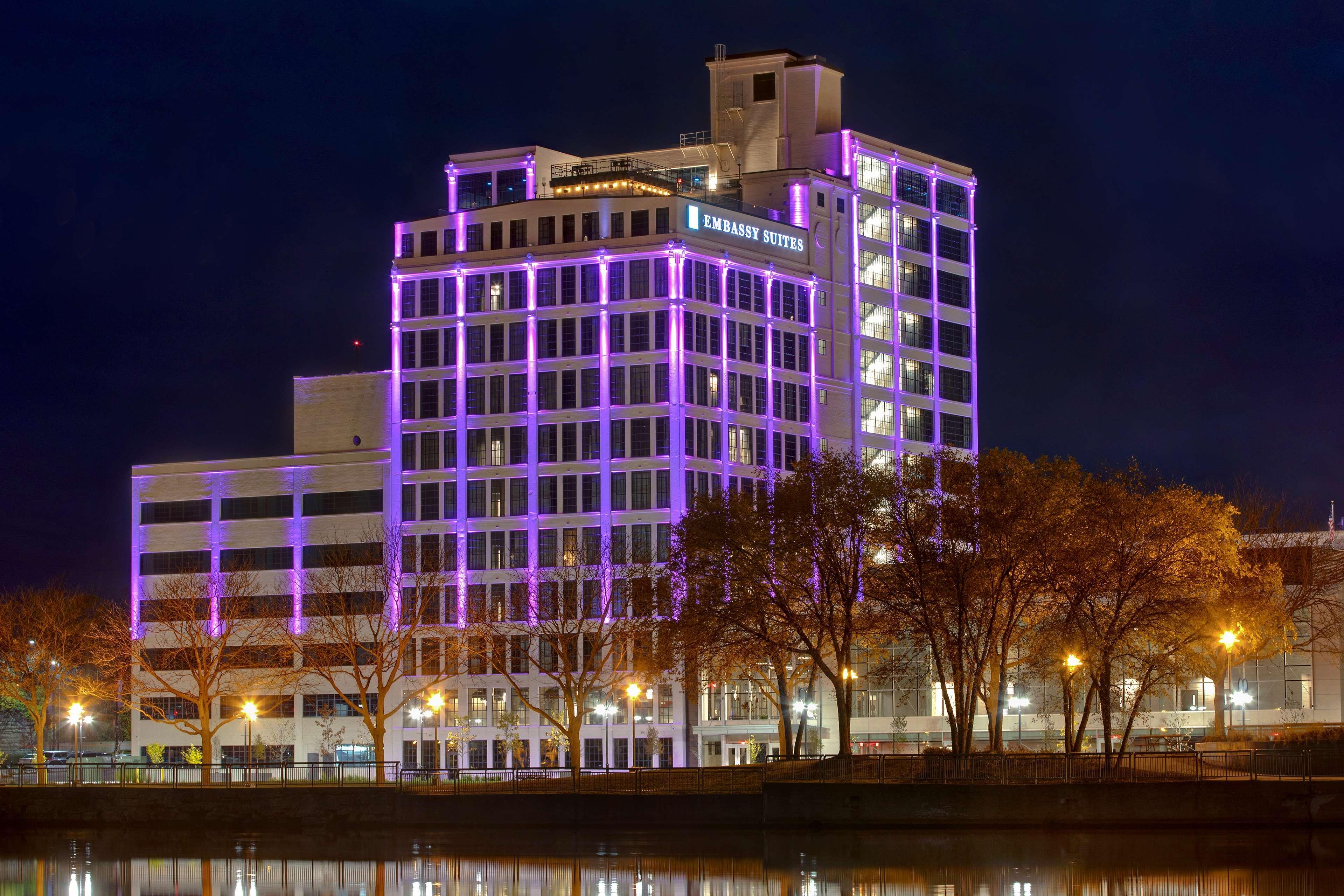 Embassy Suites By Hilton Rockford Riverfront Extérieur photo