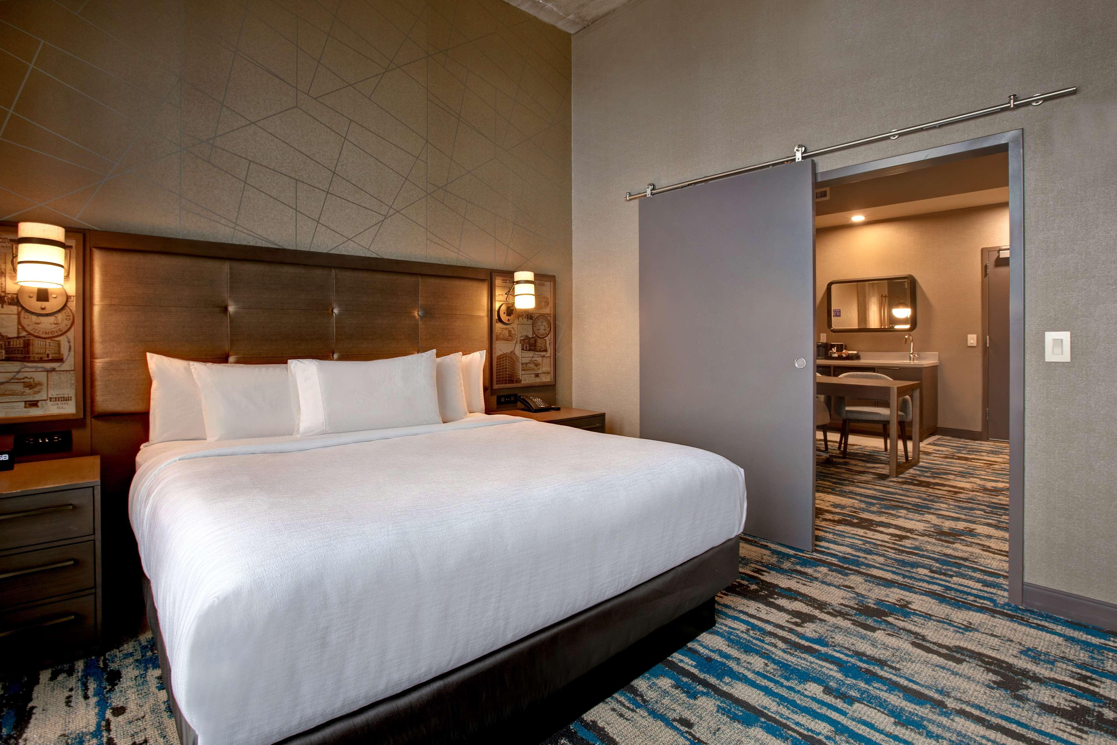 Embassy Suites By Hilton Rockford Riverfront Extérieur photo