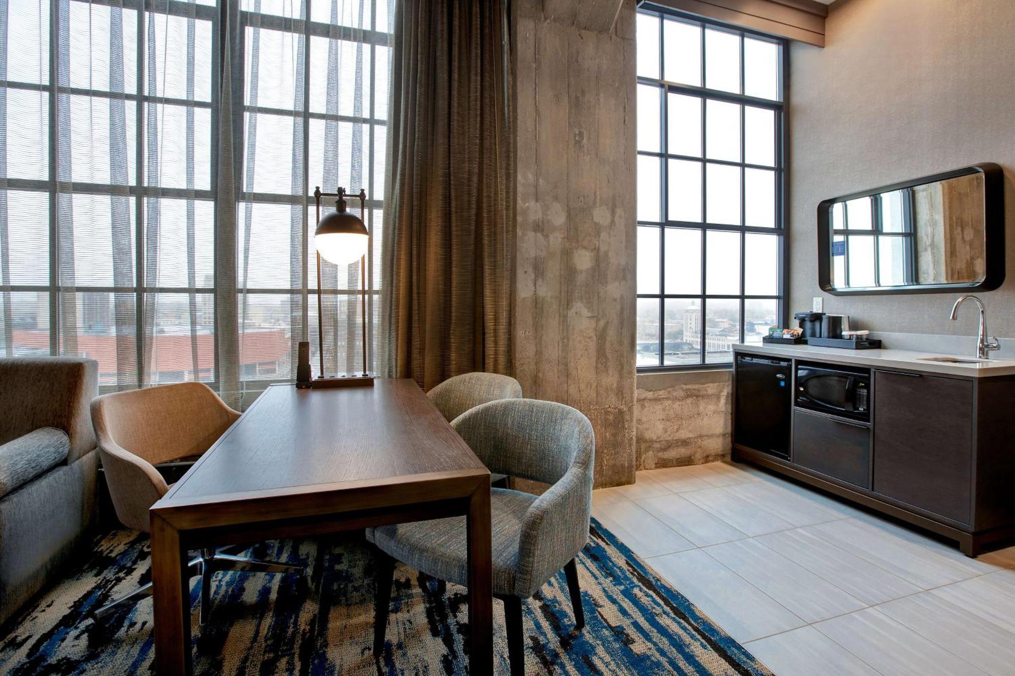 Embassy Suites By Hilton Rockford Riverfront Extérieur photo